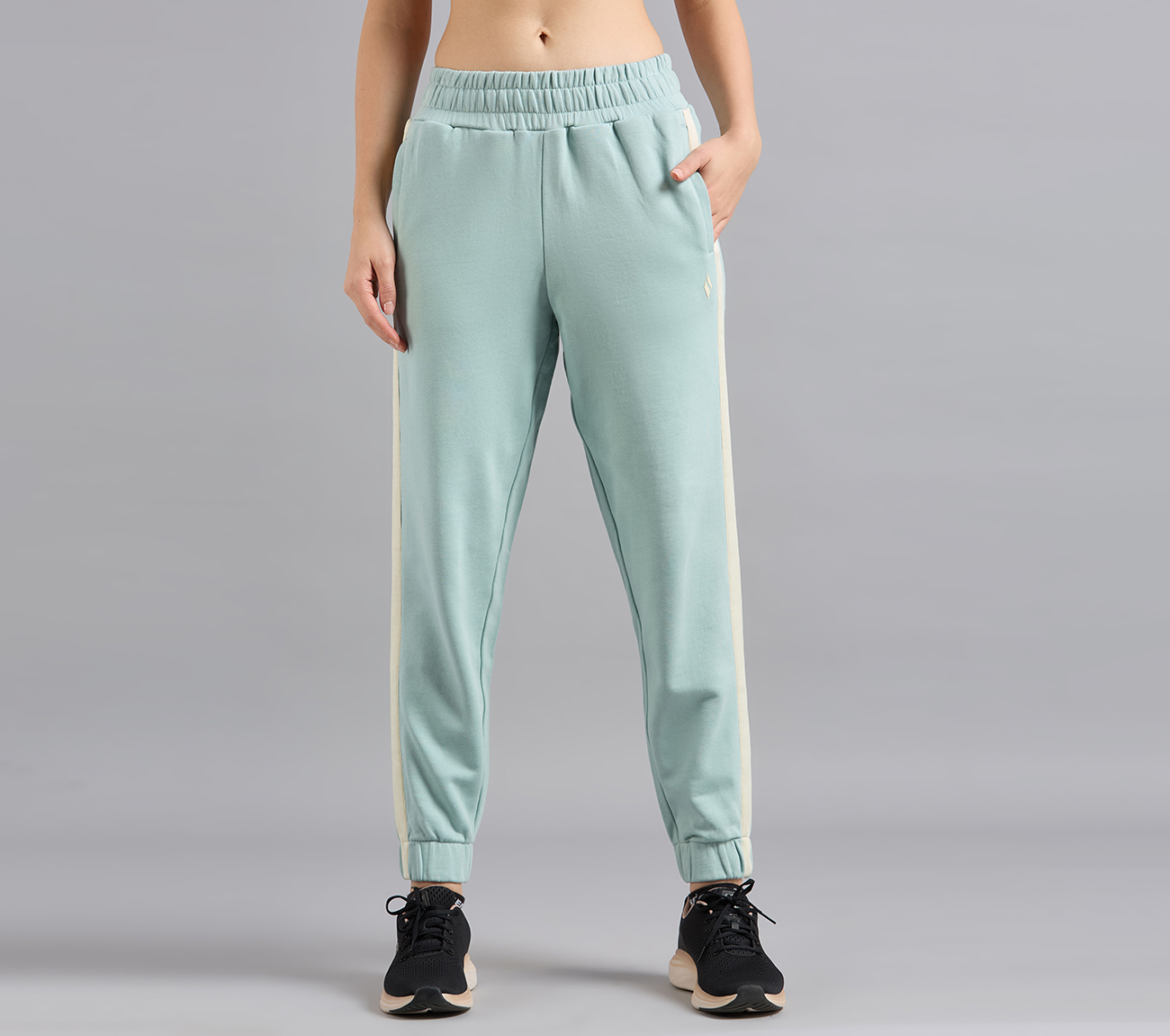 CONTRAST TAPE JOGGER, OFF WHITE/NAVY Apparels Lateral View