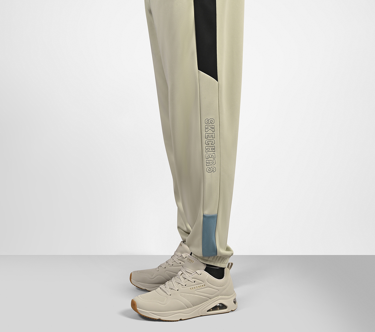 SKECHERS LIFESTYLE JOGGER, NATURAL/SILVER Apparel Right View