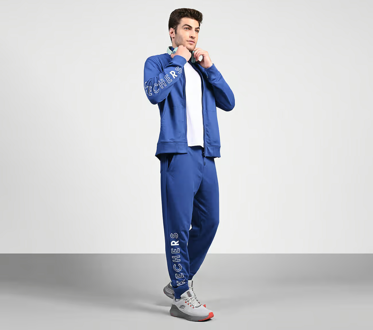 SKSECHERS LIFESTYLE JACKET,  Apparel Right View