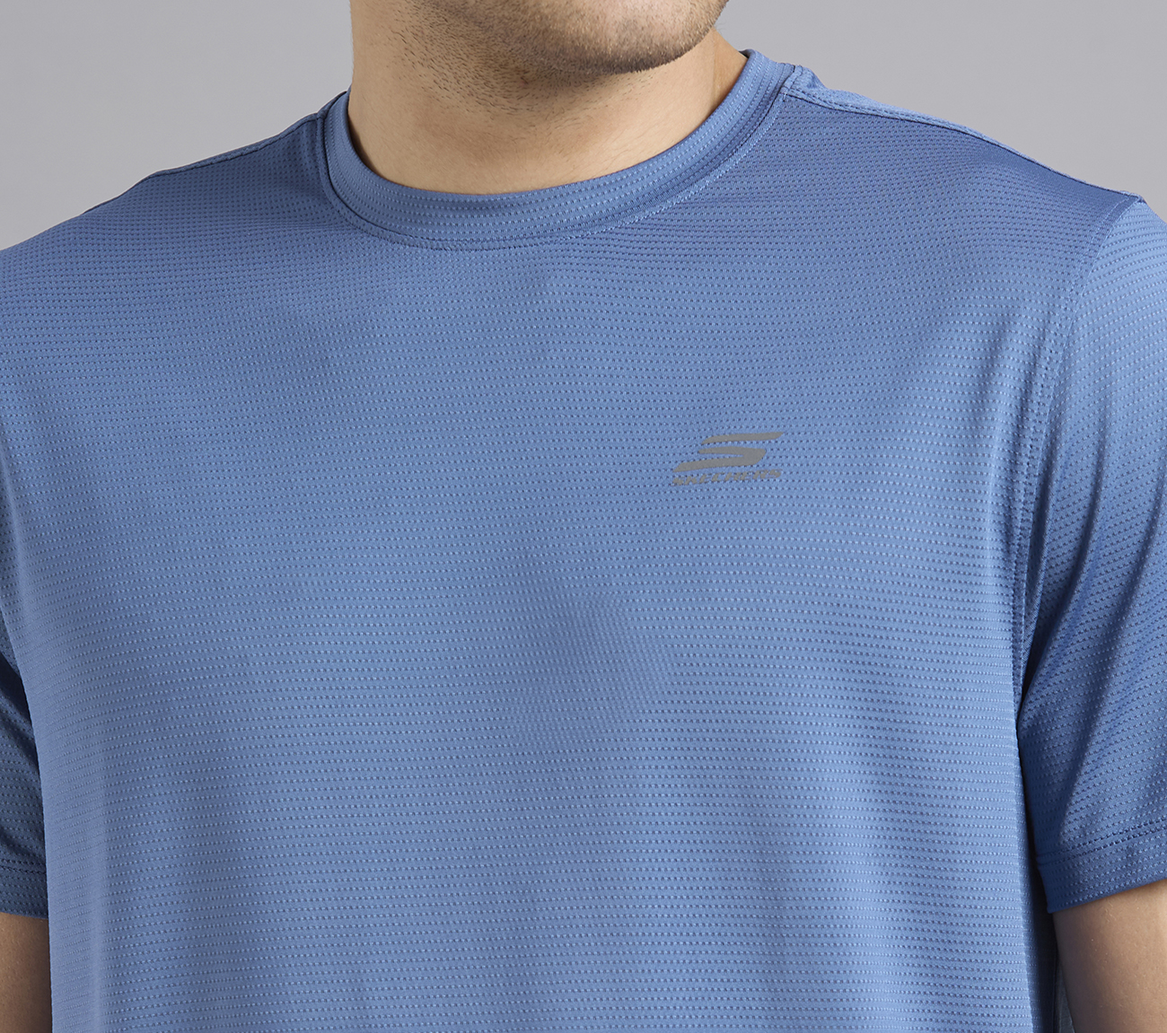 SKECHERS BACK LOGO TEE, TAUPE/BLUE